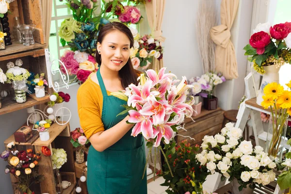 和花一起工作 — 图库照片