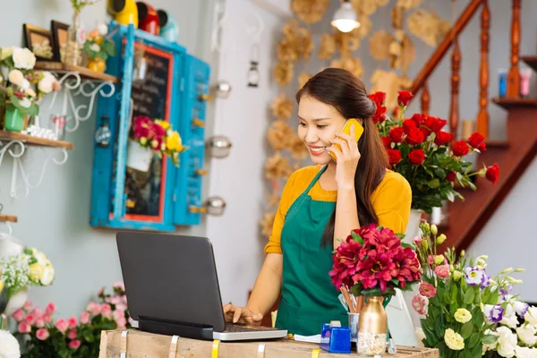 Flower delivery shop — Stock Photo, Image