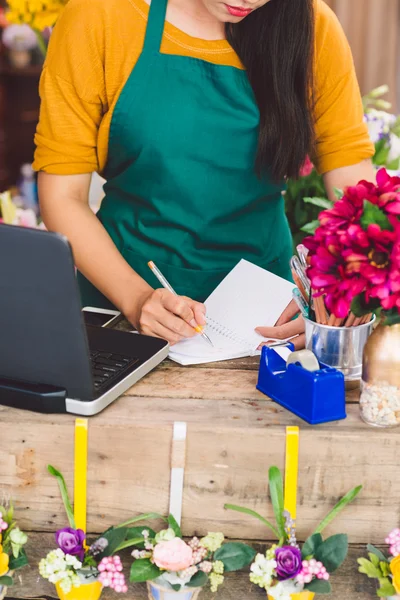 Putting down orders — Stock Photo, Image