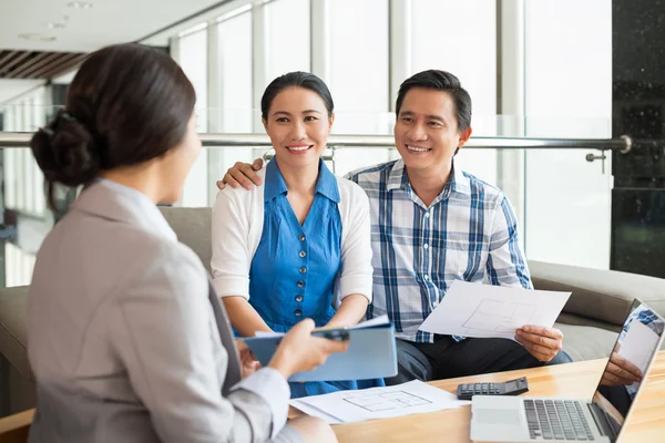 Treffen mit Immobilienmakler — Stockfoto