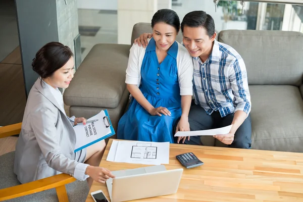 Mostrando progetto di casa — Foto Stock