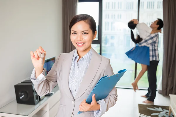 Estate agent with keys — Stock Photo, Image