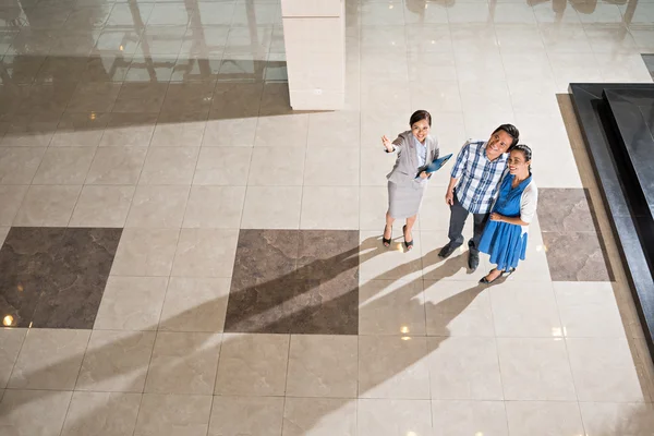 Showing new house — Stock Photo, Image