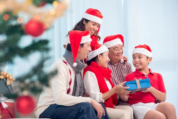 Trocando presentes de Natal — Fotografia de Stock