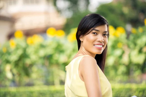 Giovane donna asiatica — Foto Stock