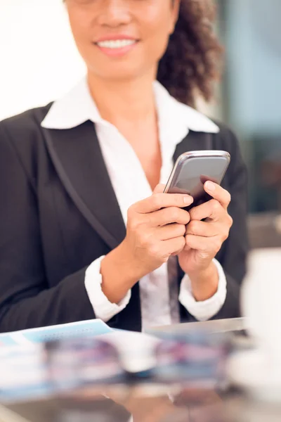 Uso del teléfono móvil — Foto de Stock