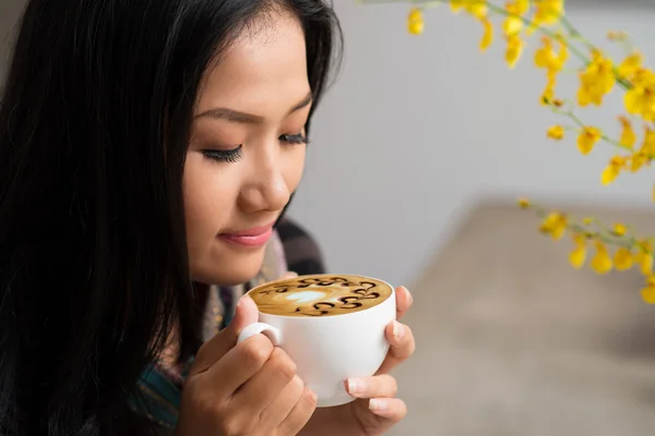 Njuter av cappuccino — Stockfoto