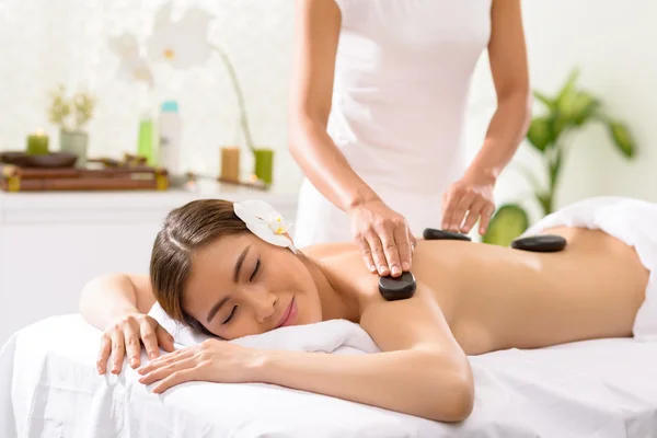 Genieten van stenen massage — Stockfoto