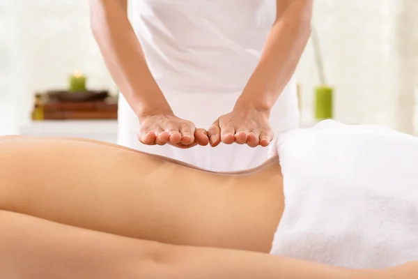 Doing reiki treatment — Stock Photo, Image