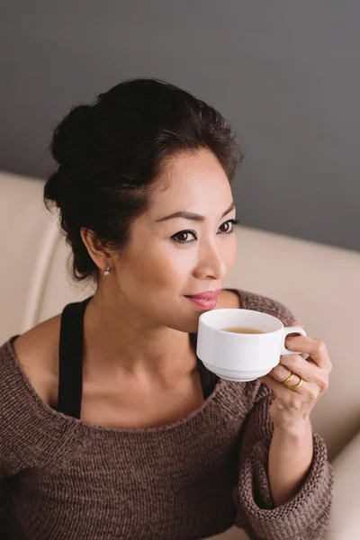 Femme avec tasse de thé — Photo