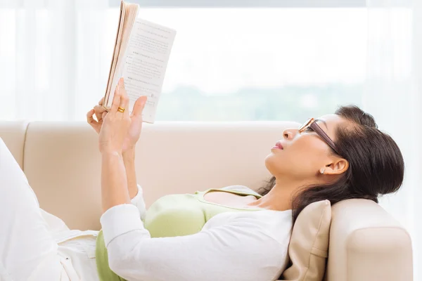 Leitura em casa — Fotografia de Stock