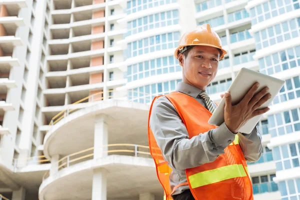 Ingeniero con tableta digital —  Fotos de Stock