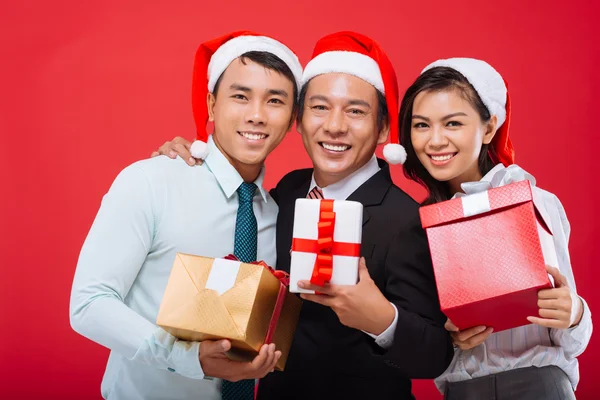 Бизнес-команда с рождественскими подарками — стоковое фото