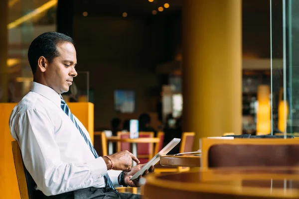 Hombre de negocios indio con tableta digital — Foto de Stock