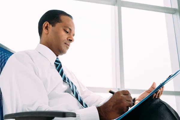 Signing documents — Stock Photo, Image