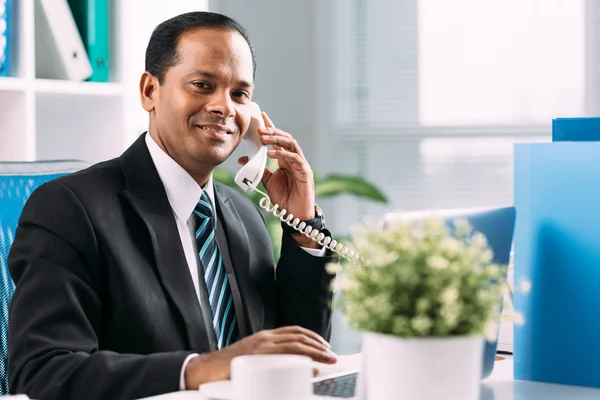 Hablando por teléfono — Foto de Stock