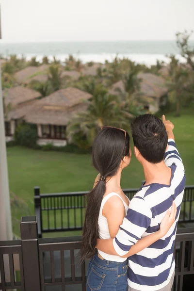 Apontando casal — Fotografia de Stock