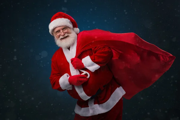 Santa claus met enorme zak — Stockfoto