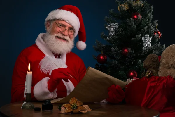 Santa schrijven brief — Stockfoto
