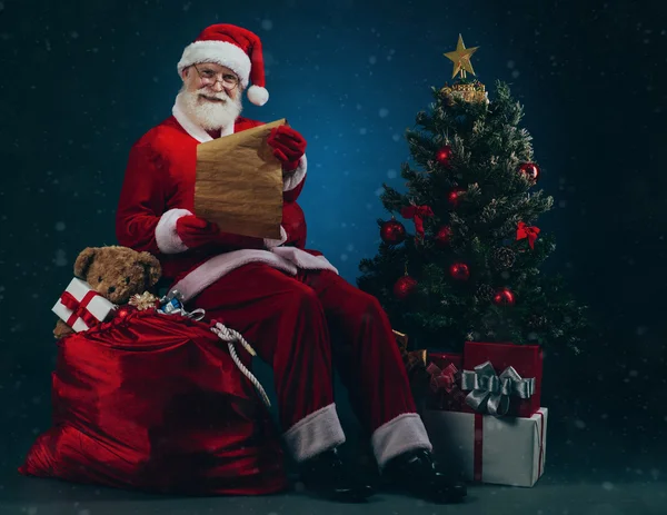 Santa com carta de Natal — Fotografia de Stock