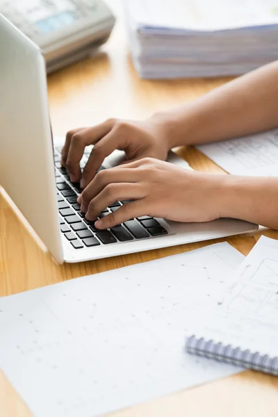 Arbeiten am Laptop — Stockfoto