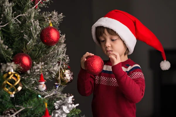 Weihnachtsbaum schmücken — Stockfoto