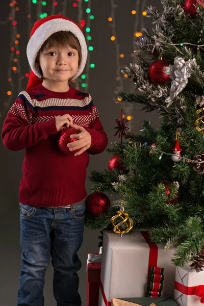 Garçon avec une boule de Noël — Photo