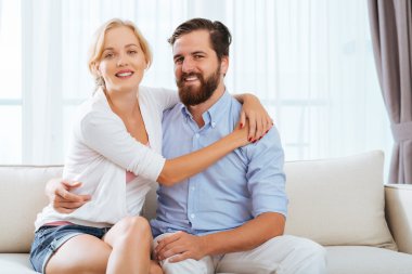 mutlu kucaklayan Çift