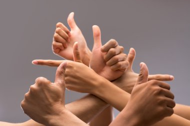 başparmak gösterilen