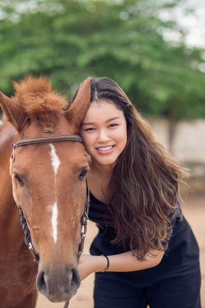Dívka s kaštanovým pony — Stock fotografie