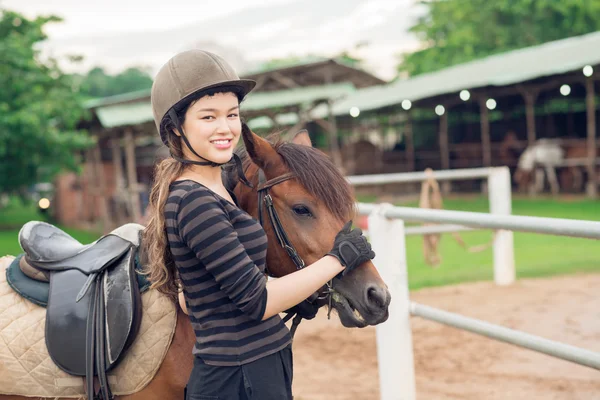 Jóquei menina e seu cavalo — Fotografia de Stock