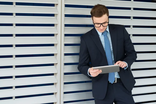 Med hjälp av digital tablet — Stockfoto