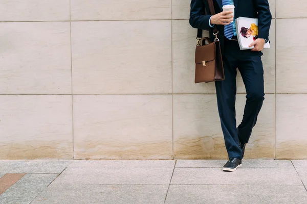 Affärsman med dokument och kaffe — Stockfoto