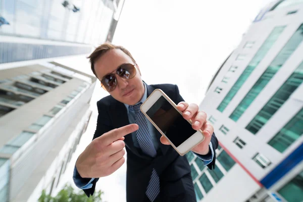 Hombre de negocios con smartphone —  Fotos de Stock