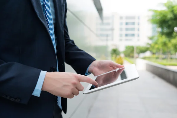 Digitales Tablet in der Hand — Stockfoto