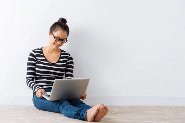 Titta på något på laptop — Stockfoto