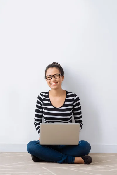 Werken op laptop — Stockfoto