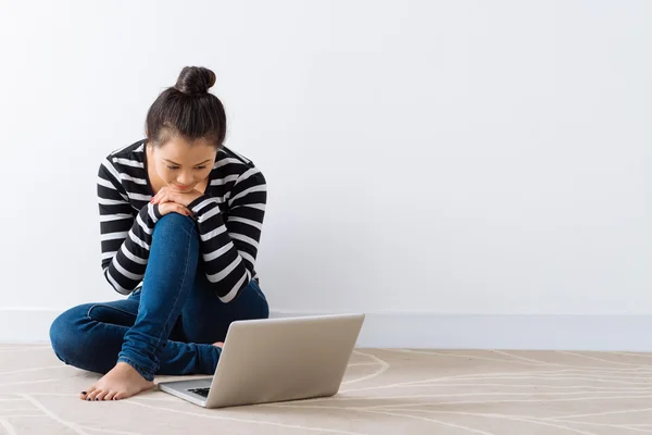 Flicka framför laptop — Stockfoto