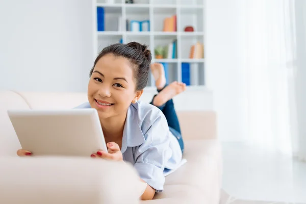 Meisje met digitale tablet — Stockfoto