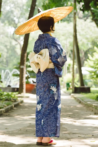 Mulher em vestido tradicional — Fotografia de Stock