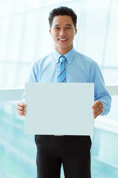 Empresário com cartaz vazio — Fotografia de Stock