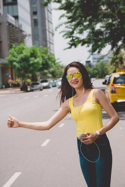 Hitchhiking in  city — Stock Photo, Image