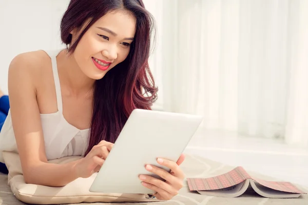 Fille avec tablette numérique — Photo