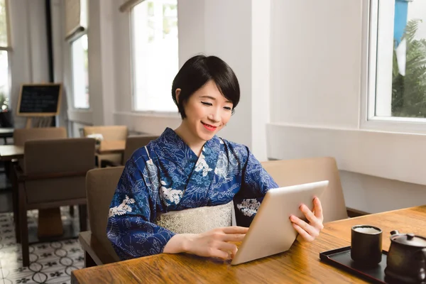 Mit digitalem Tablet — Stockfoto