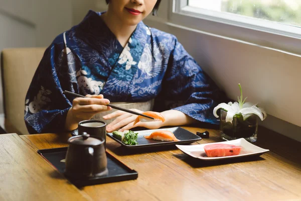 Comer sushi nigiri — Fotografia de Stock