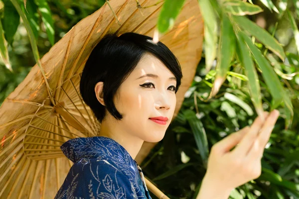 Japanese woman with umbrella — Stock Photo, Image