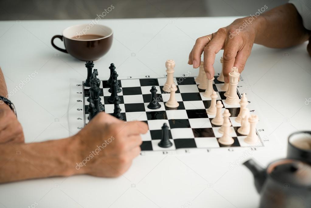 Diversão. Jogando Xadrez As Peças De Xadrez Se Movem Em Um Tabuleiro De  Xadrez Ao Jogar Um Jogo De Xadrez. Foto de Stock - Imagem de lugar,  entretenimento: 227720574