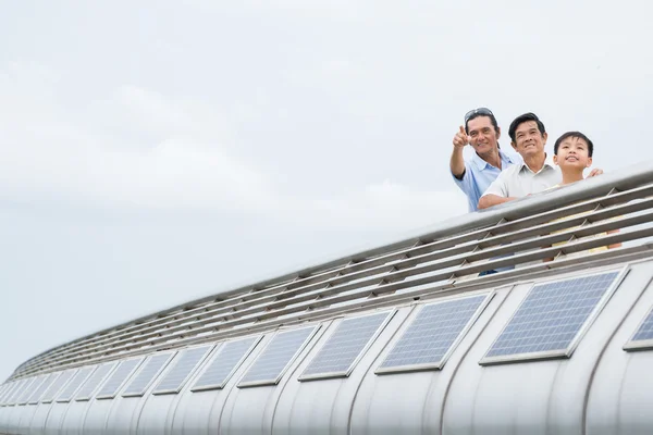 Família asiática na ponte — Fotografia de Stock