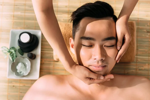 Massagem facial — Fotografia de Stock