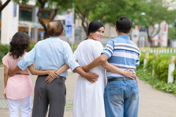 Ältere Freunde umarmen — Stockfoto